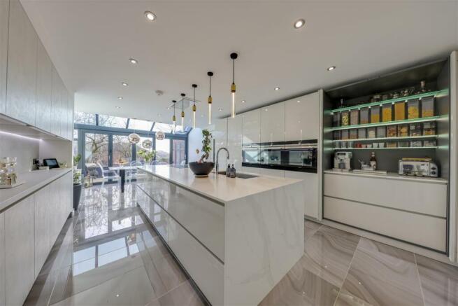 9 bed property, in Wentworth Avenue, £2,150,000