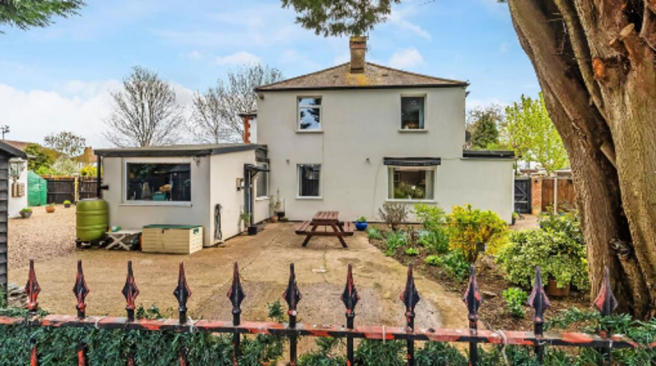 2 bed property, in Kingston Road, £479,950