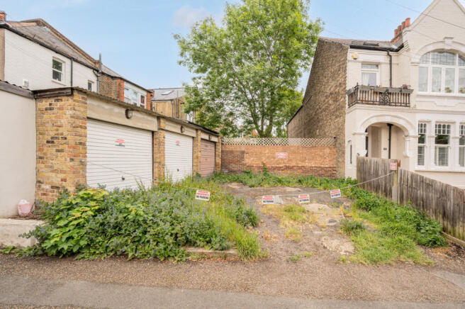 1 bed property, in Gleneldon Road, £150,000