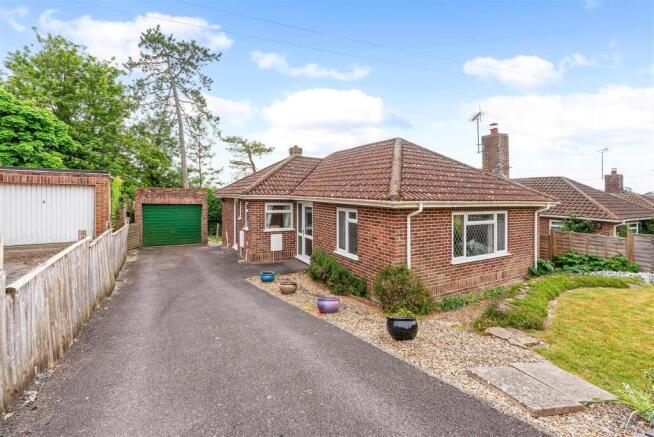 2 bed property, in Wolversdene Road, £450,000