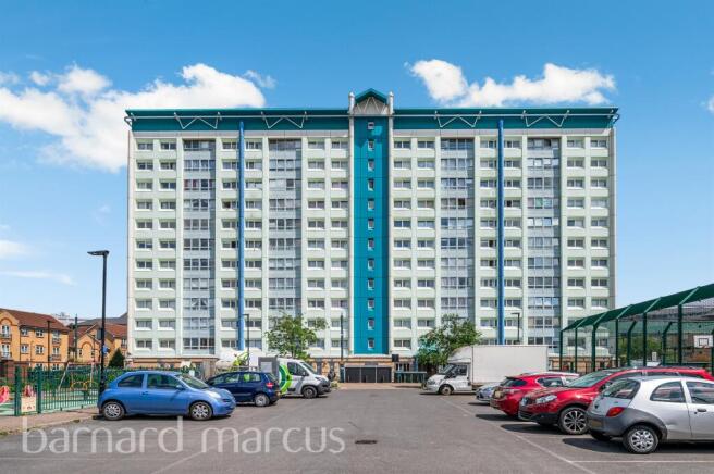 2 bed property, in Lemon Grove, £220,000