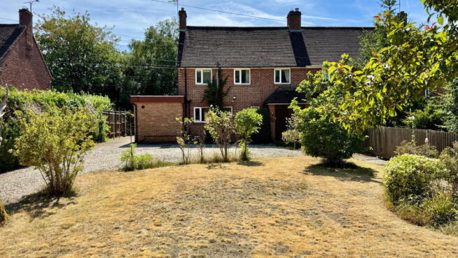 3 bed property, in Lambourn Road, £495,000