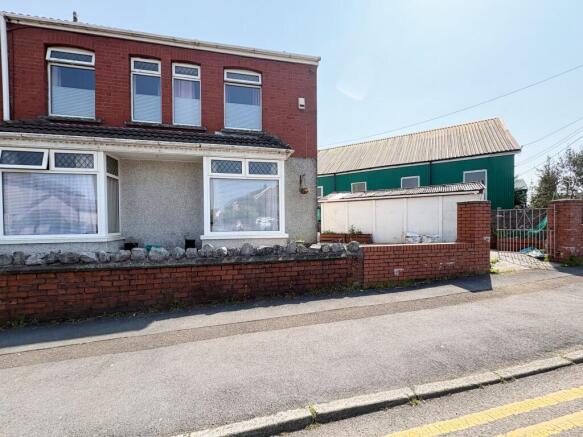 4 bed property, in Old Road, £190,000