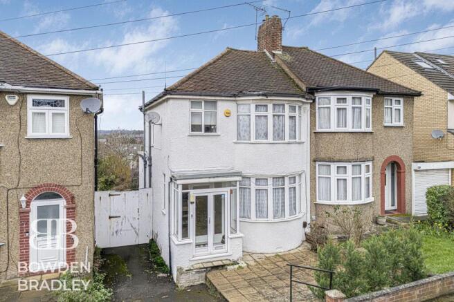 3 bed property, in Dovedale Avenue, £525,000