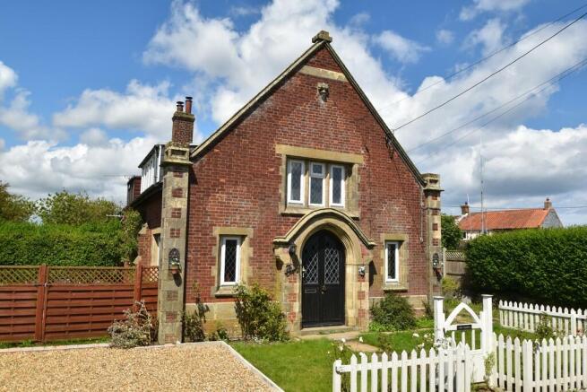 3 bed property, in Middle Street, £325,000
