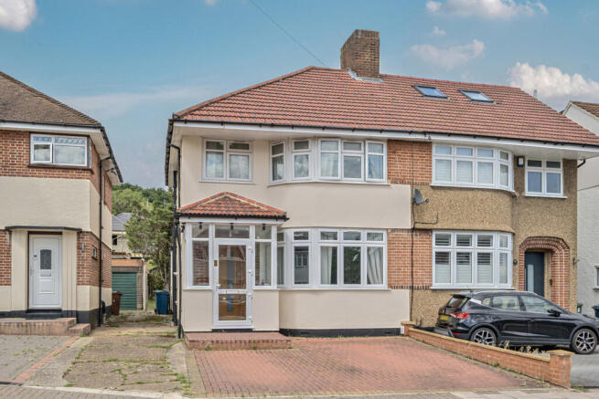 3 bed property, in St. Edmunds Drive, £669,950