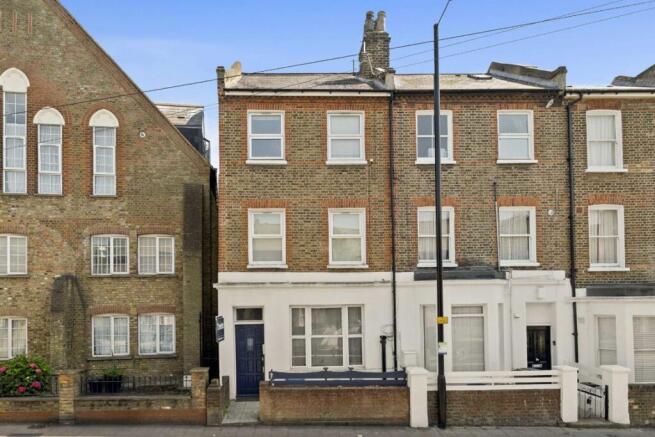 1 bed property, in Kilburn Lane, £400,000
