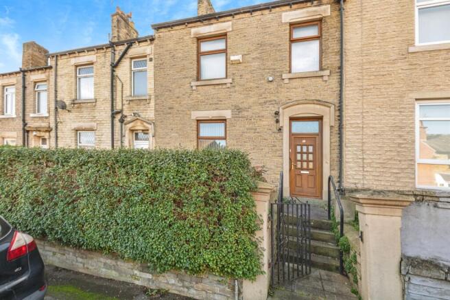 3 bed property, in Crescent Road, £200,000