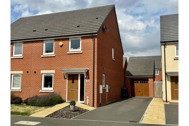 3 bed property, in Foxfield Way, £385,000