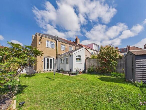 3 bed property, in Featherstone Road, £450,000