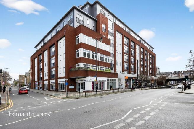 1 bed property, in Manor Road, £160,000