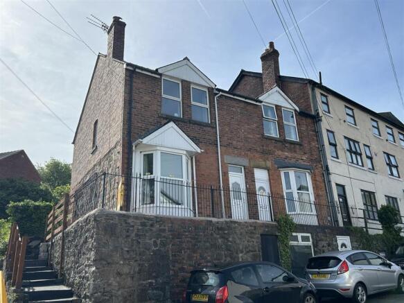 2 bed property, in Alyn Crescent, £135,000
