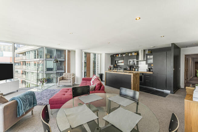 3 bed property, in Western Gateway, £575,000
