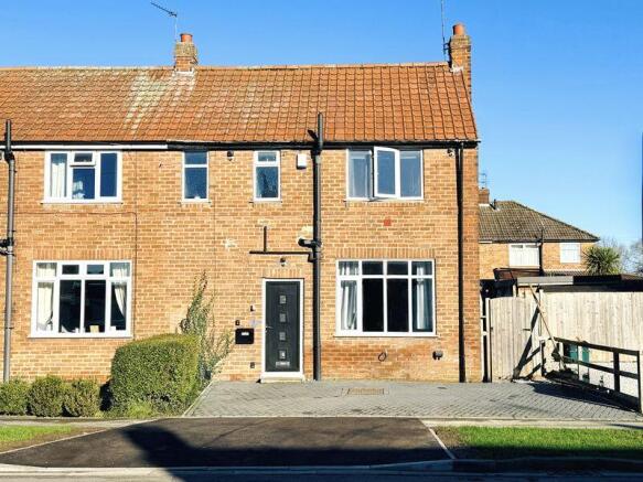 2 bed property, in Alexander Avenue, £244,950