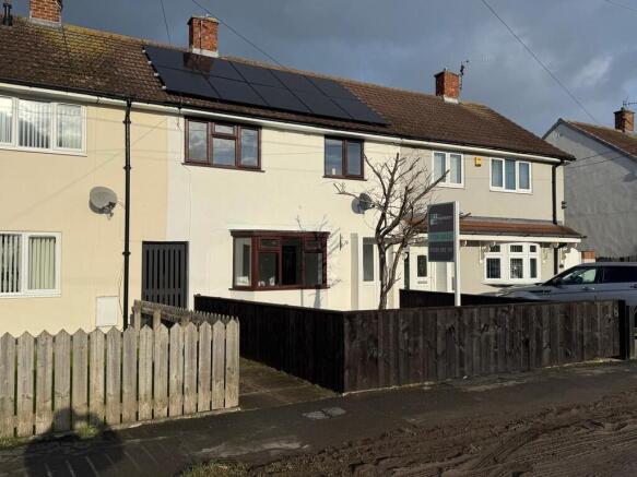 3 bed property, in Pounteys Close, £155,000