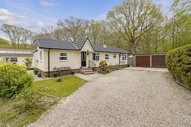 3 bed property, in Deanland Wood Park, £250,000