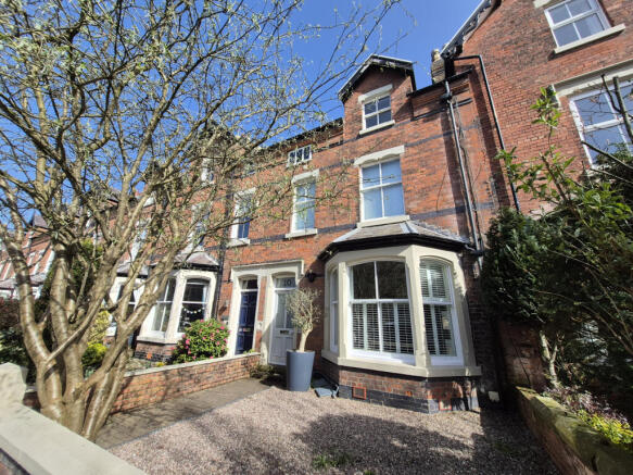 2 bed property, in Cecil Street, £185,000