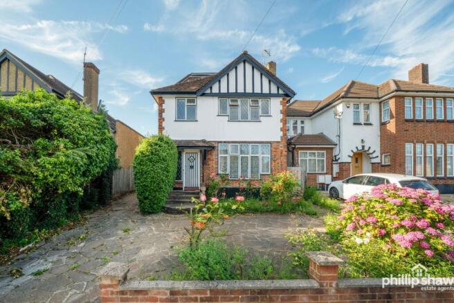 5 bed property, in Aston Avenue, £1,000,000