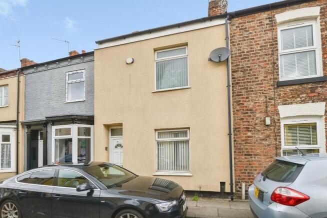 2 bed property, in Suffolk Street, £80,000