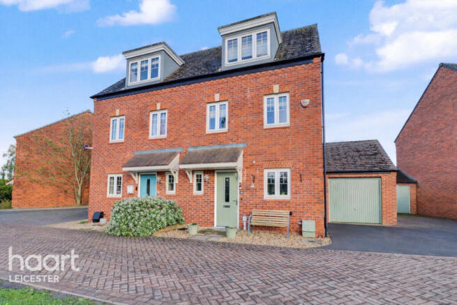 3 bed property, in Mill Hill Wood Way, £290,000