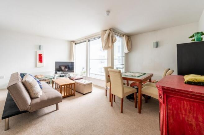 2 bed property, in Corona Building, £300,000