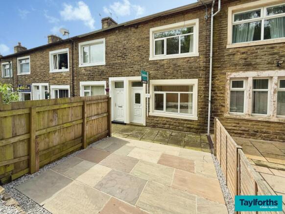 2 bed property, in West Close Road, £125,000