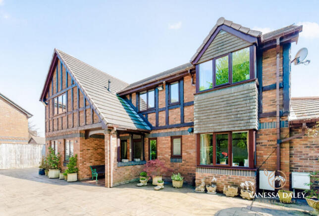 4 bed property, in Eton Park, £800,000