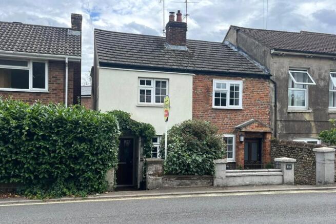 2 bed property, in Farnborough Road, £250,000