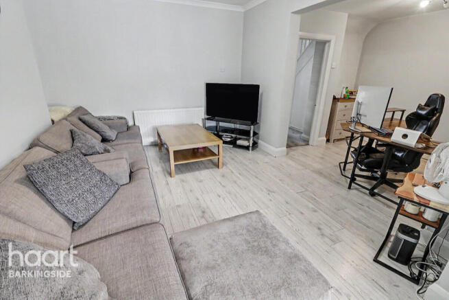 3 bed property, in Oakleafe Gardens, £650,000