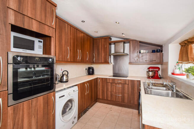3 bed property, in Beechgrove Avenue, £254,000