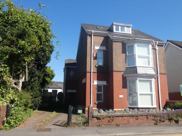 5 bed property, in Ena Avenue, £290,000
