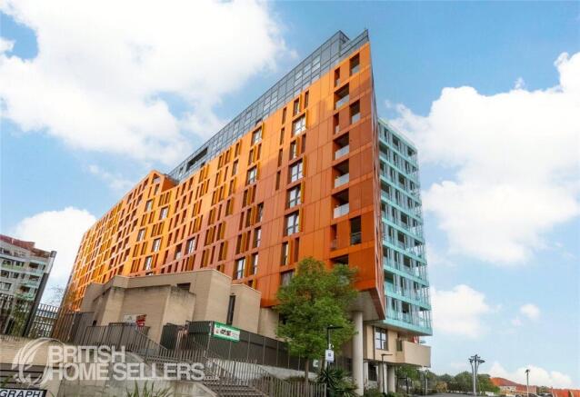1 bed property, in Telegraph Avenue, £350,000