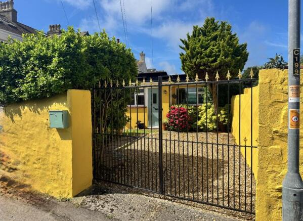 1 bed property, in Marlborough Road, £215,000
