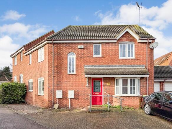 5 bed property, in Stone Close, £375,000