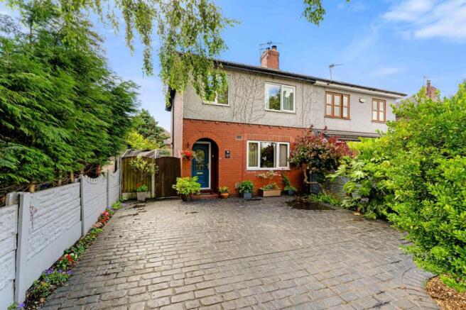 3 bed property, in Princes Avenue, £230,000