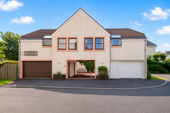 2 bed property, in Lodge Walk, £275,000