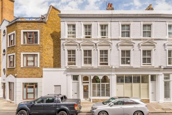 1 bed property, in Blythe Road, £500,000