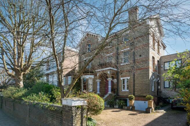 3 bed property, in Carlton Drive, £750,000