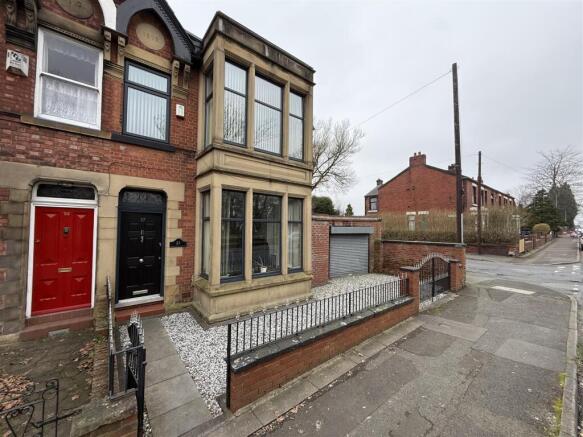 3 bed property, in Taunton Road, £450,000