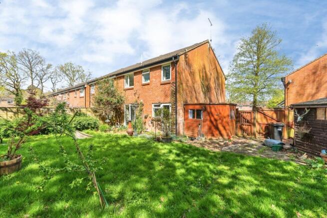 4 bed property, in Round Copse, £325,000
