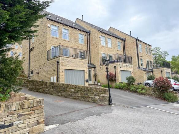 5 bed property, in River Holme View, £600,000