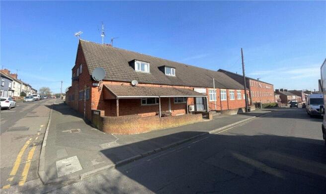 2 bed property, in Victoria Street, £150,000