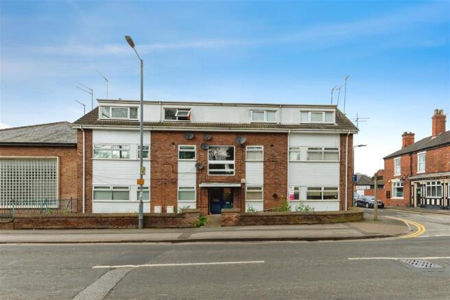 2 bed property, in Queens Road, £43,000