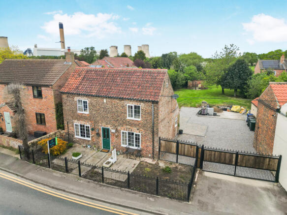 4 bed property, in Main Road, £400,000