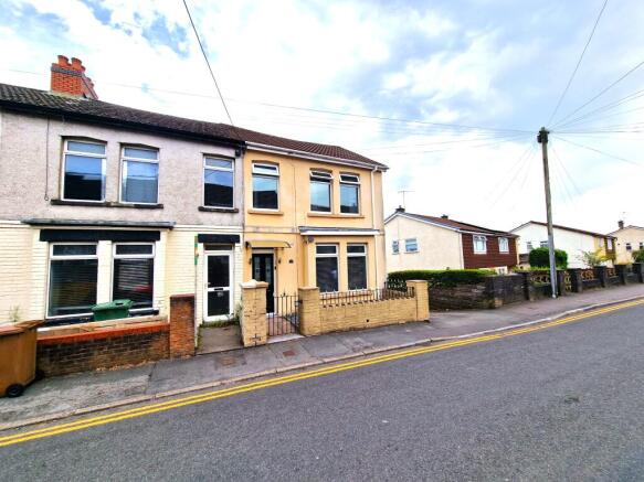3 bed property, in Albany Road, £190,000