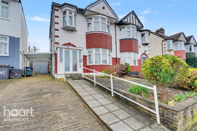 3 bed property, in Chase Way, £725,000