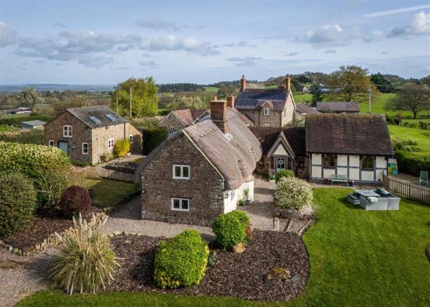 4 bed property, in Weavers Thatch, £795,000