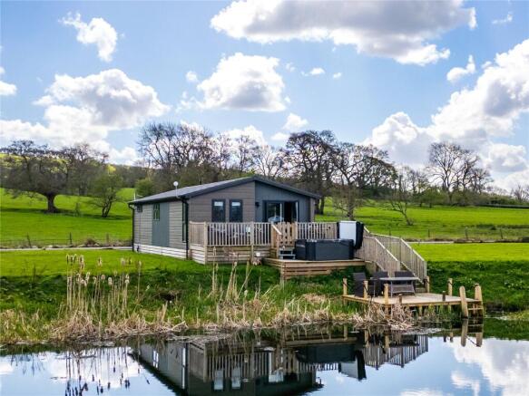 2 bed property, in Waters Edge, £235,000