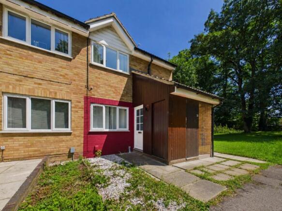 1 bed property, in Halleys Way, £116,500