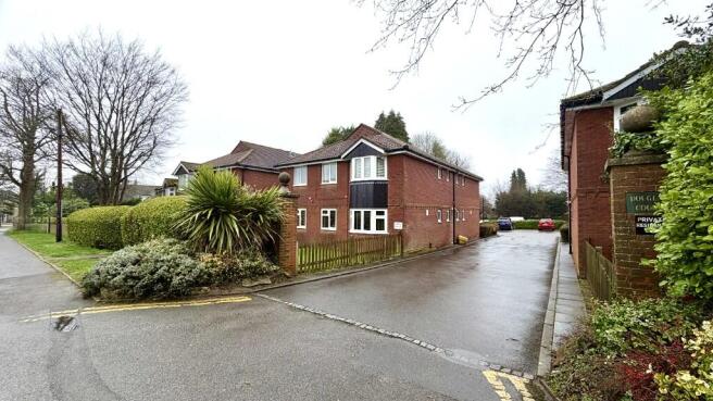 2 bed property, in Main Road, £250,000